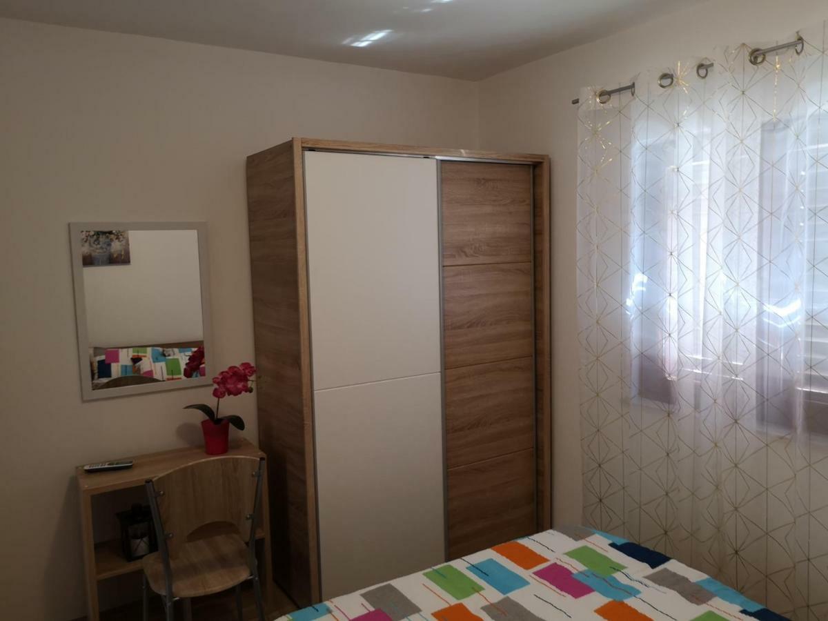 Tomek Apartment Vir Exteriör bild